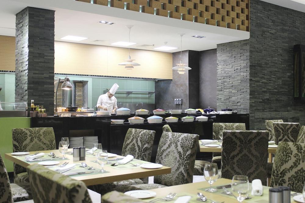 Ramee Grand Hotel And Spa Manama Eksteriør billede The restaurant
