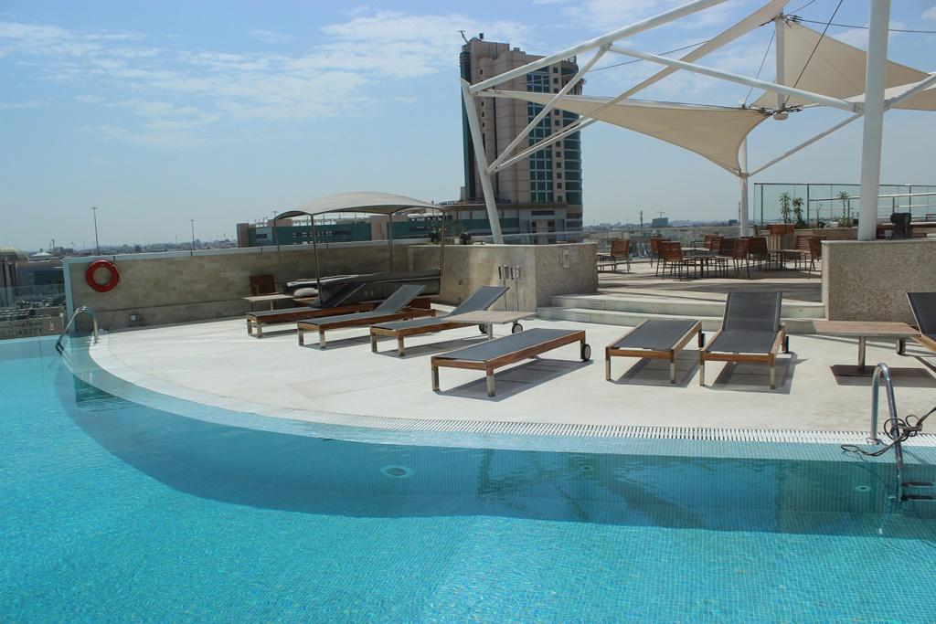 Ramee Grand Hotel And Spa Manama Eksteriør billede Rooftop pool