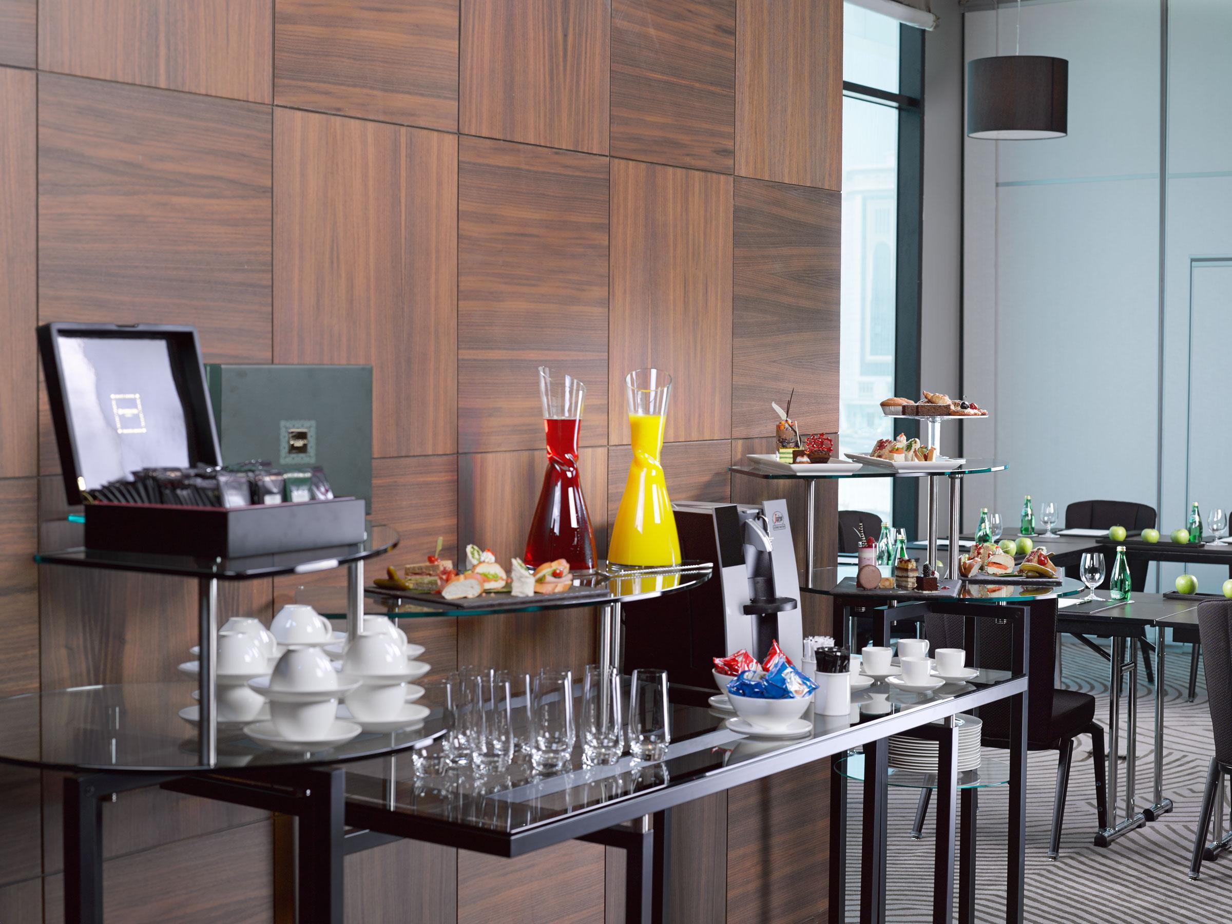 Ramee Grand Hotel And Spa Manama Eksteriør billede A buffet at a hotel