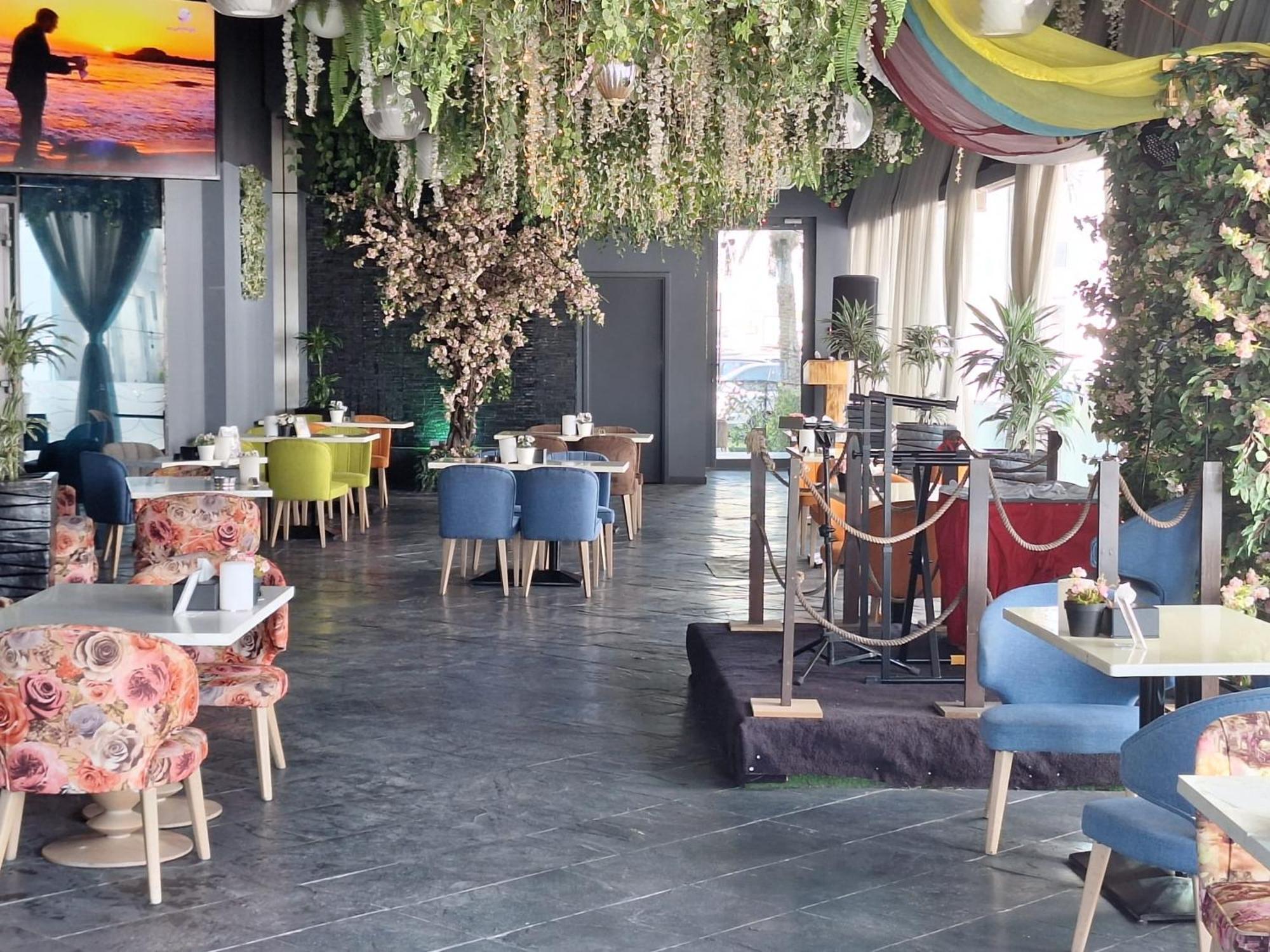 Ramee Grand Hotel And Spa Manama Eksteriør billede The interior of the restaurant