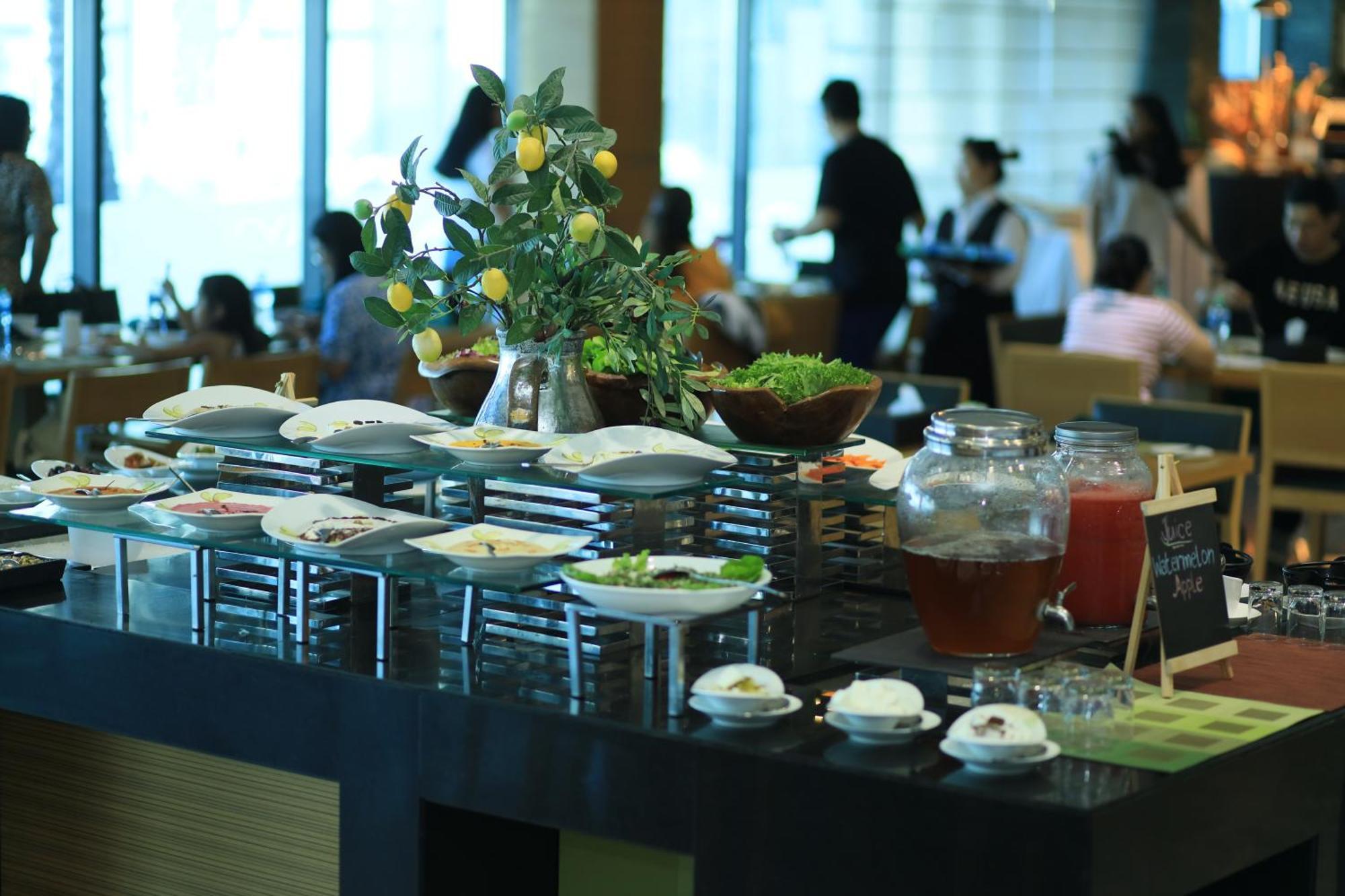 Ramee Grand Hotel And Spa Manama Eksteriør billede A buffet at a hotel