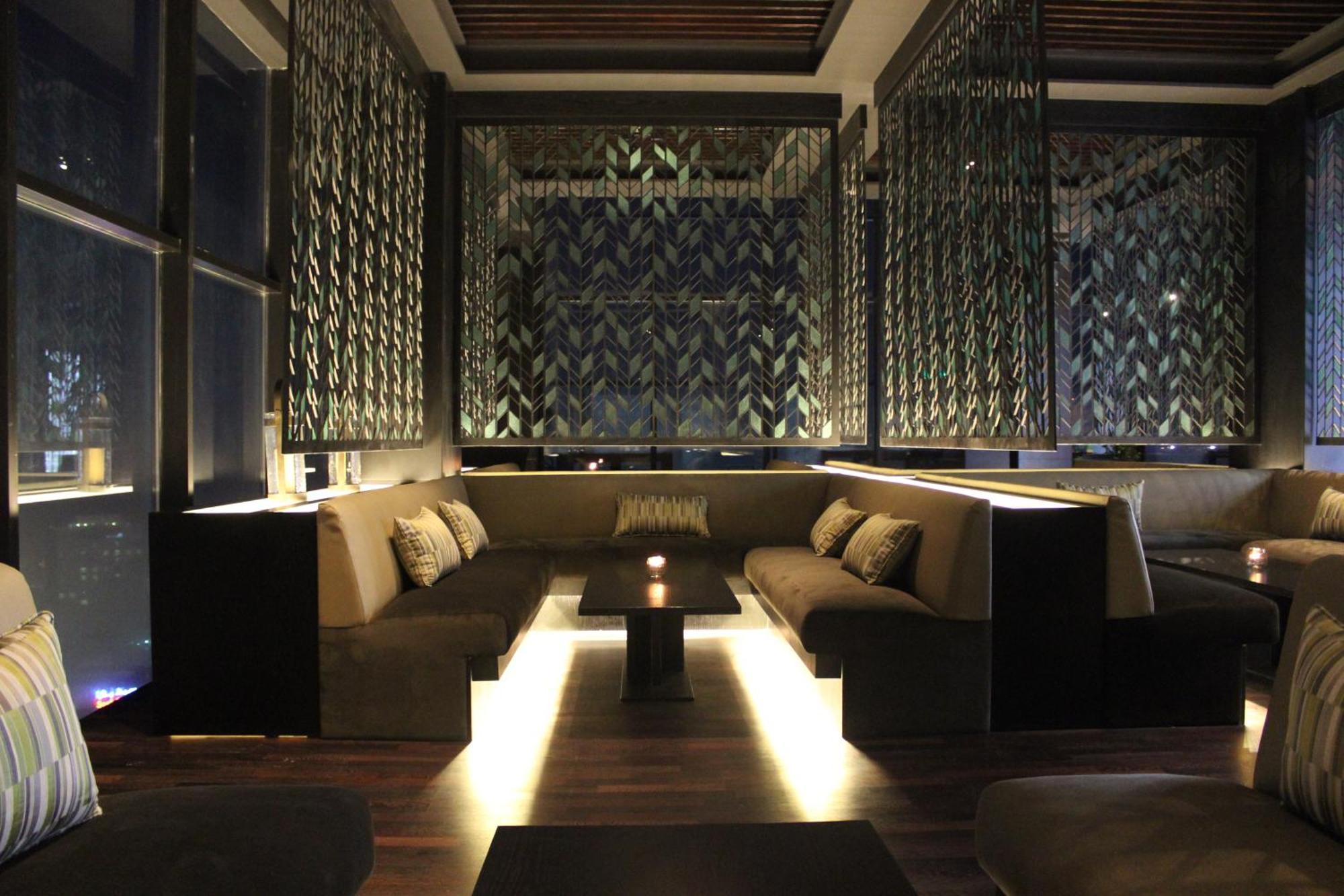 Ramee Grand Hotel And Spa Manama Eksteriør billede The interior of the bar