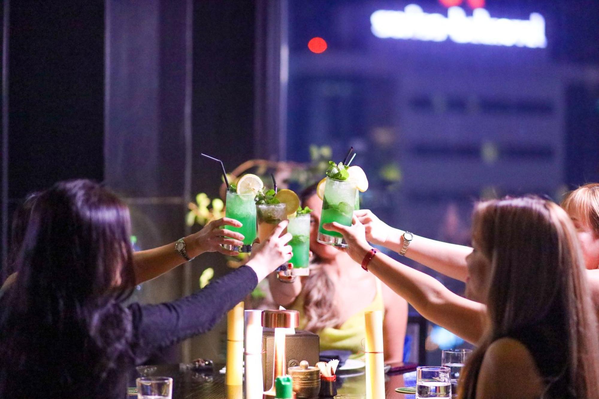 Ramee Grand Hotel And Spa Manama Eksteriør billede A group of friends toasting with cocktails