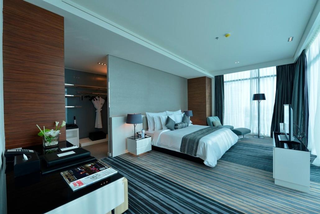 Ramee Grand Hotel And Spa Manama Eksteriør billede A bedroom at the hotel