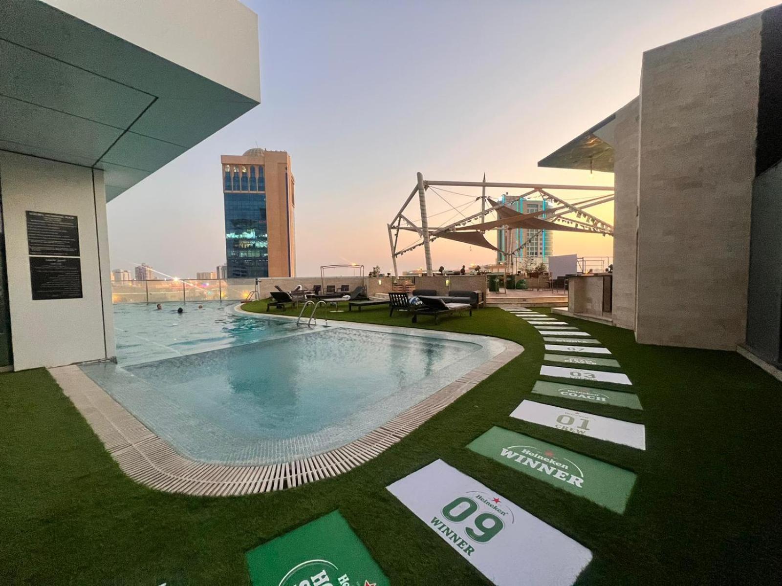 Ramee Grand Hotel And Spa Manama Eksteriør billede Rooftop pool at the hotel