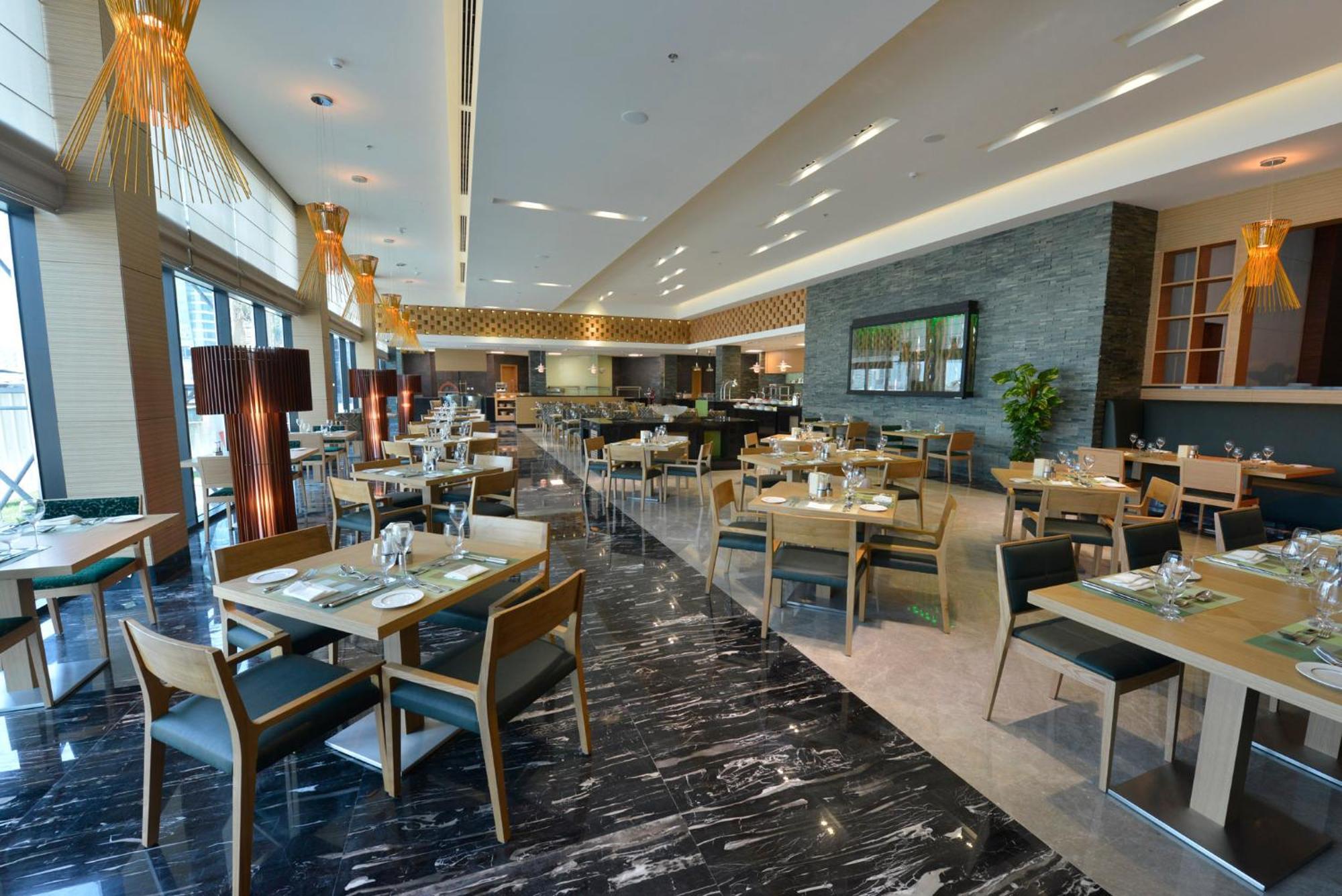Ramee Grand Hotel And Spa Manama Eksteriør billede The restaurant