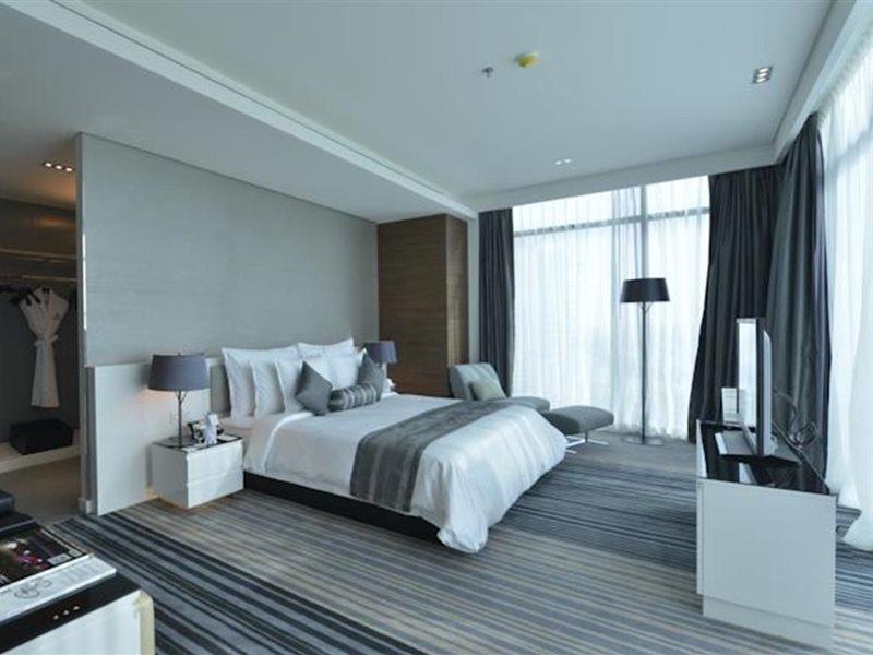 Ramee Grand Hotel And Spa Manama Eksteriør billede A bedroom