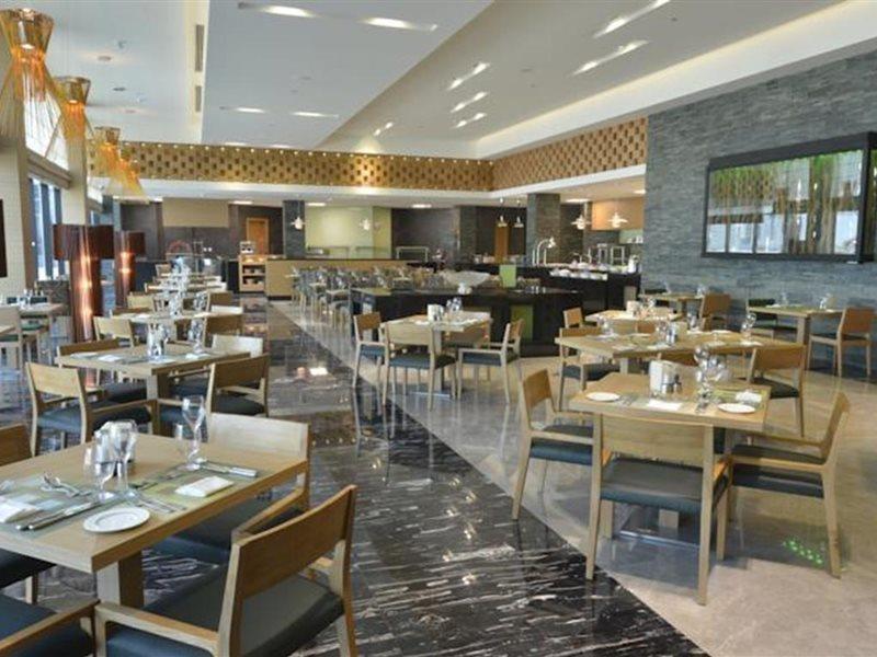 Ramee Grand Hotel And Spa Manama Eksteriør billede The restaurant