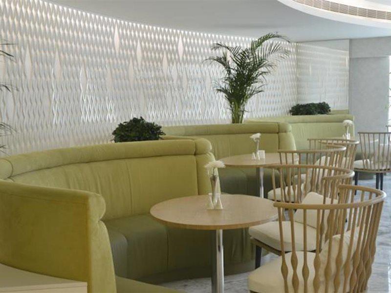Ramee Grand Hotel And Spa Manama Eksteriør billede The interior of the lounge
