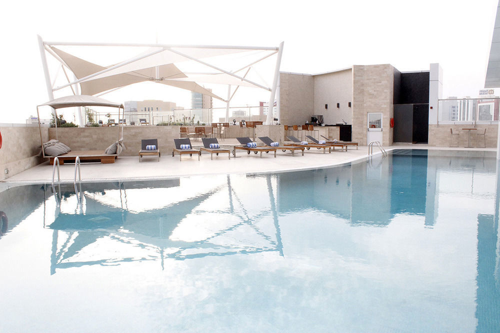 Ramee Grand Hotel And Spa Manama Eksteriør billede The pool at the hotel